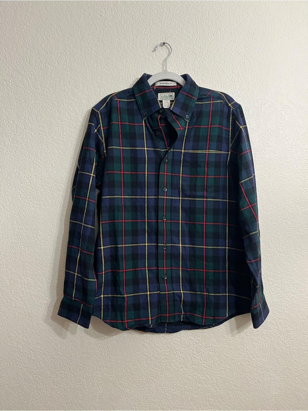 Classic preppy/ outdoor L.L. Bean Men's Navy, Green and Red Plaid Button-Down